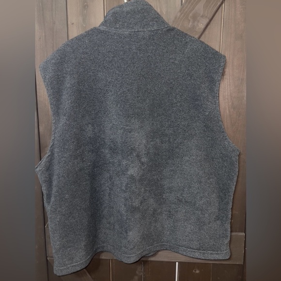 Columbia 2XL Fleece Vest. Great condition! Pet and smoke free home. - Picture 3 of 4